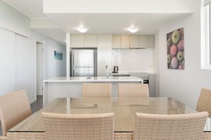 Apartamento, 3 habitaciones | Zona de estar | Televisión de pantalla plana de 40 pulgadas con canales digitales