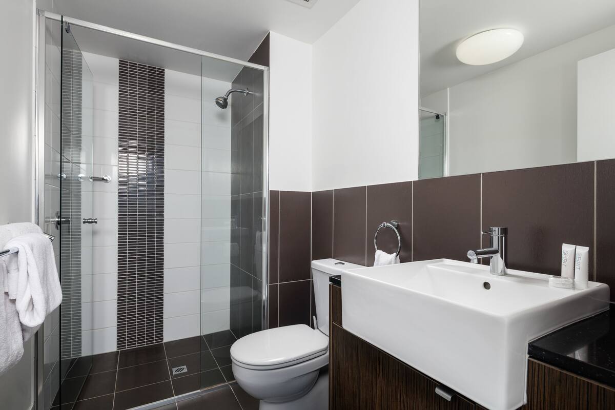 apartment, 2 bedrooms | bathroom | shower, free toiletries, hair dryer, towels