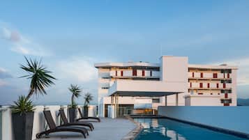 Outdoor pool, pool loungers