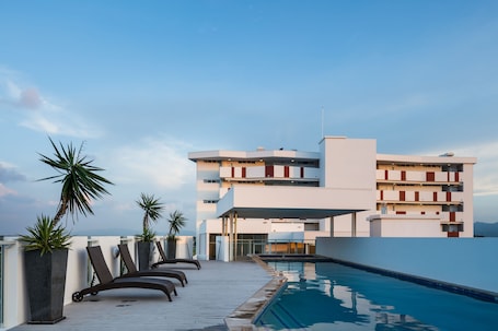 Outdoor pool, sun loungers. Holborn at Central