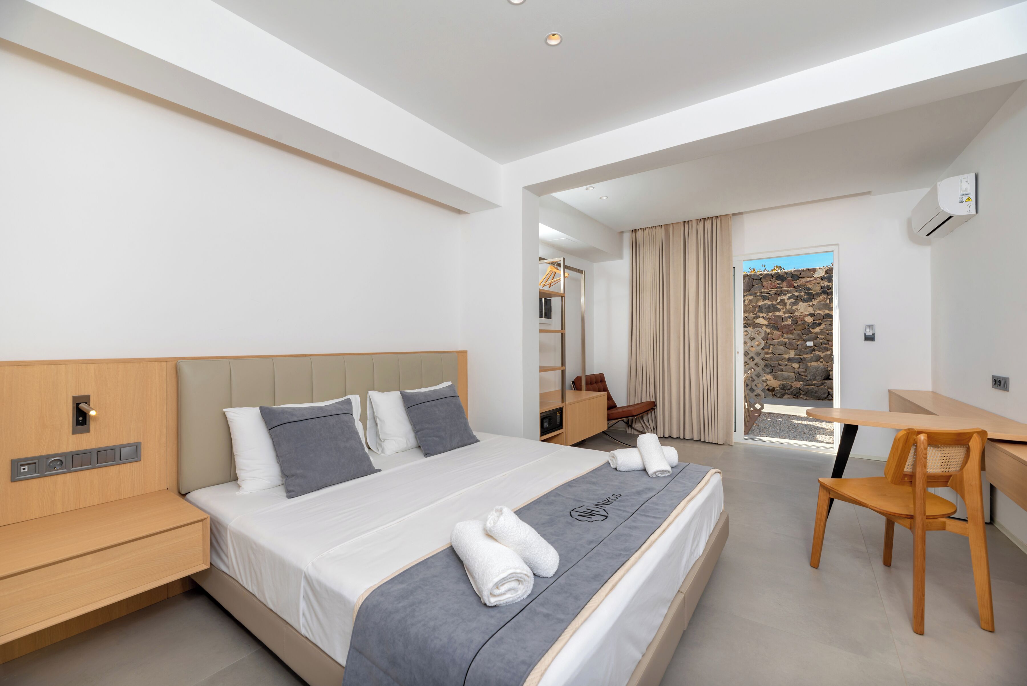 Escritorio, cortinas blackout, wifi gratis y ropa de cama 