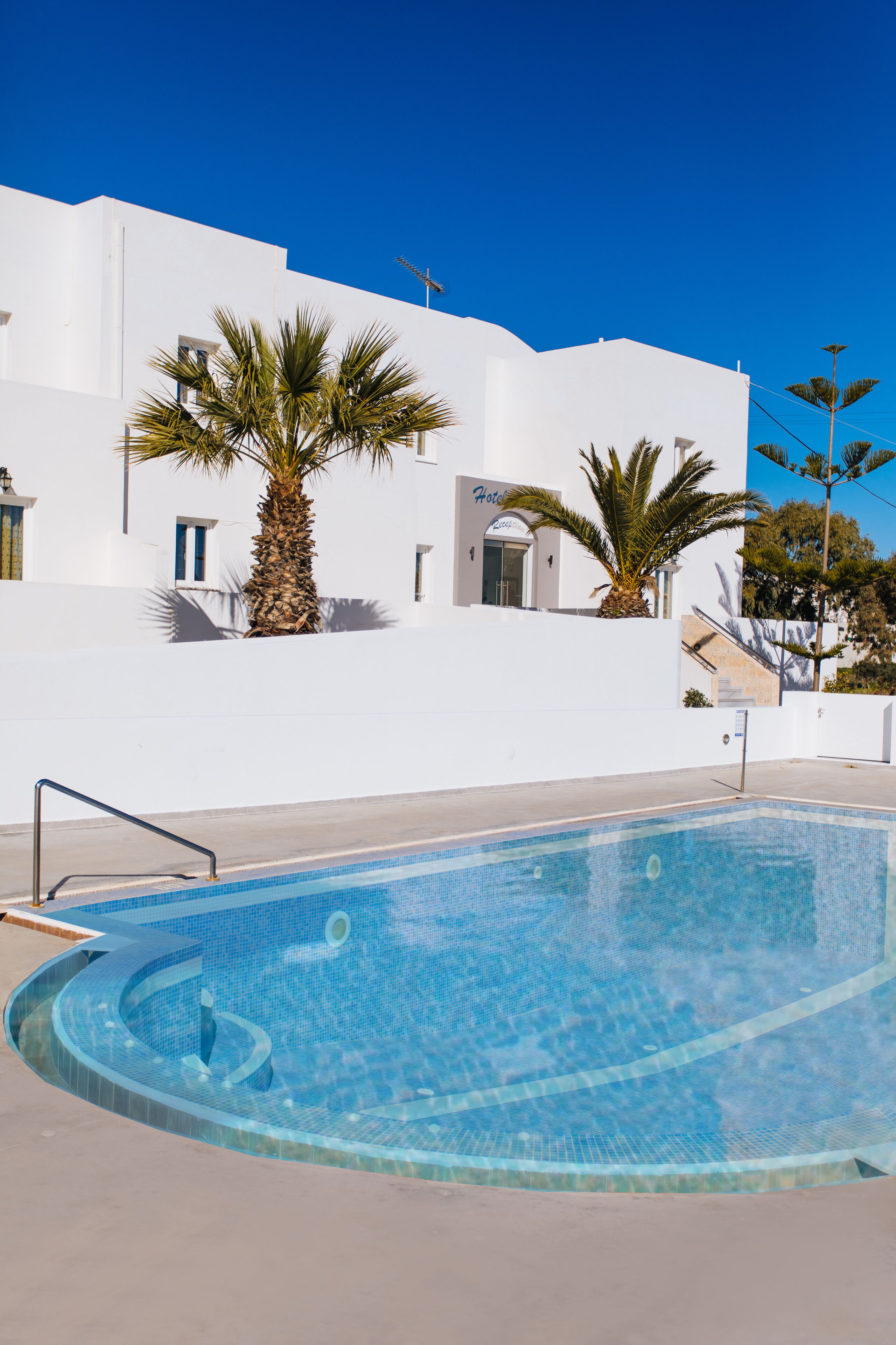 Kolam renang outdoor musiman, dengan kursi berjemur
