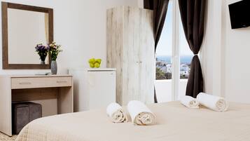 Escrivaninha, cortinas blackout, Wi-Fi de cortesia, roupa de cama