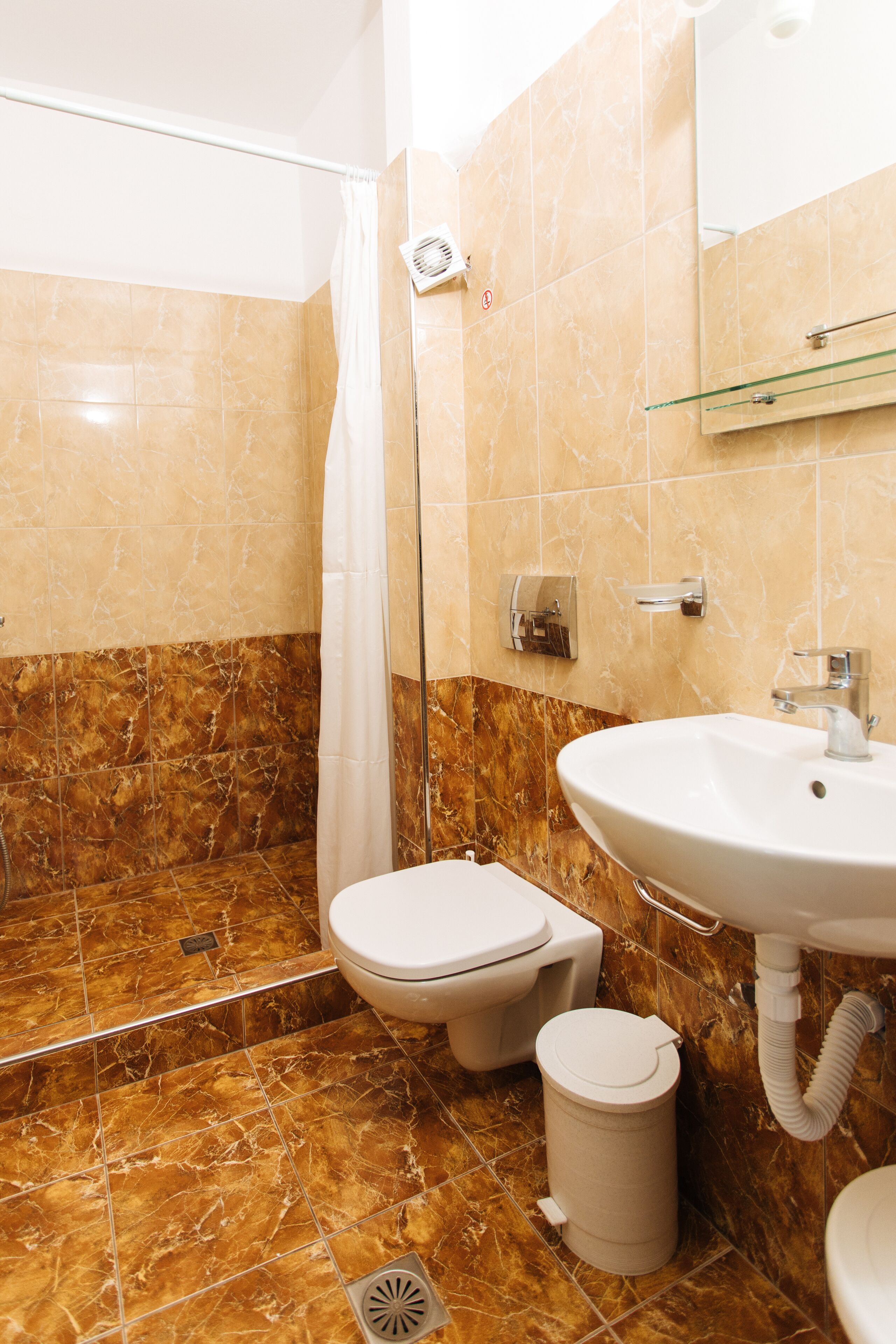 triple room | bathroom | shower, free toiletries, hair dryer, bathrobes