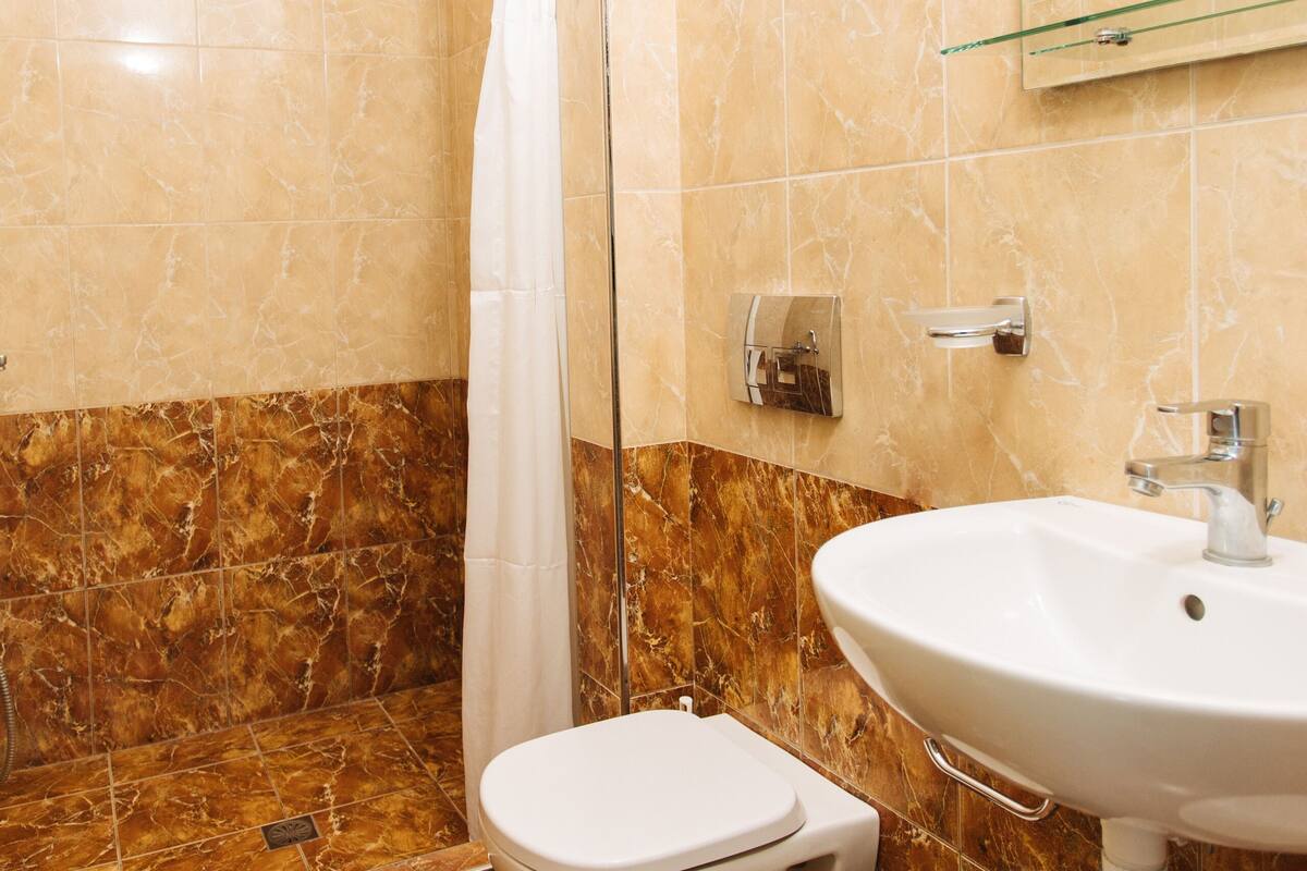 triple room | bathroom | shower, free toiletries, hair dryer, bathrobes