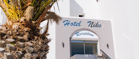 Een gebouw met een bord waarop staat 'Hotel Niko Receptie'.