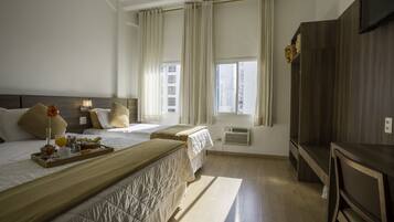 Minibar, escritorio, wifi gratis y ropa de cama