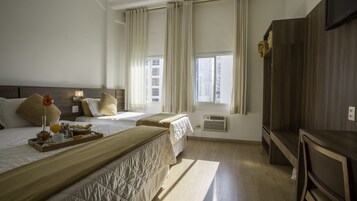 Suíte superluxo, vista para a praia | Frigobar, escrivaninha, Wi-Fi de cortesia, roupa de cama