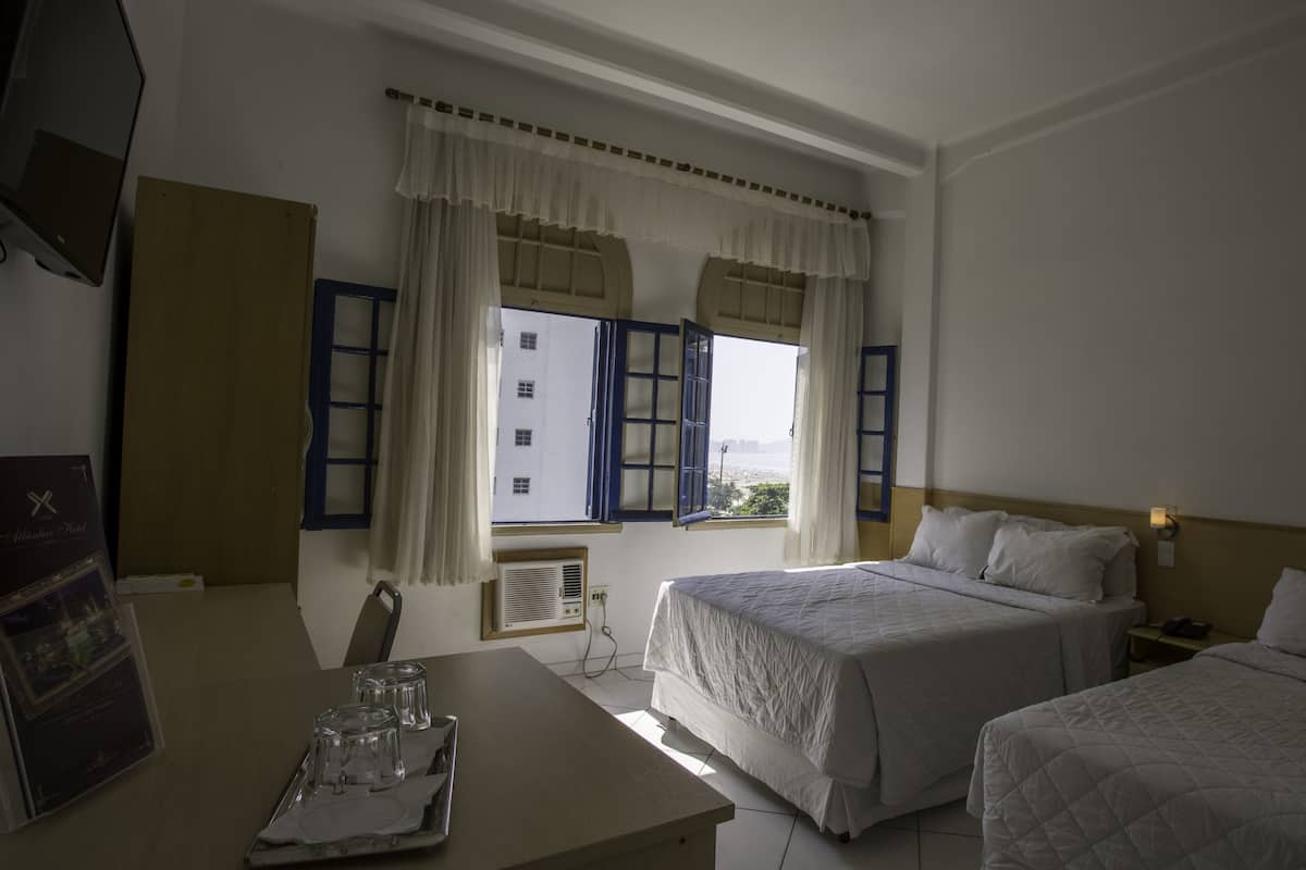 Minibar, escritorio, wifi gratis y ropa de cama