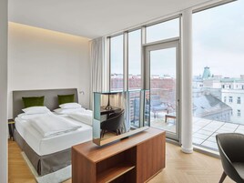 Premium Süit | Odada kasa, masa, güneşlik/perde, ses yalıtımı 