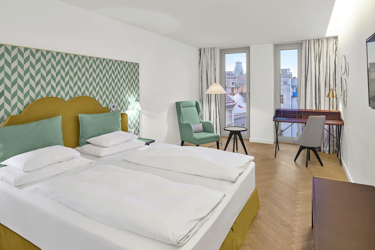 Dobbeltrom – deluxe, 1 dobbeltseng | Minibar, safe på rommet, skrivebord og blendingsgardiner