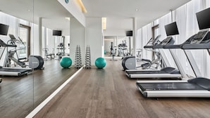 A modern gym with treadmills, exercise balls, and weight machines. - Crowne Plaza Vienna by IHG (Vienna)