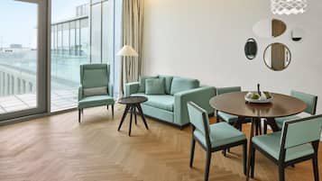 Business-Suite | Minibar, Zimmersafe, Schreibtisch, Verdunkelungsvorhänge