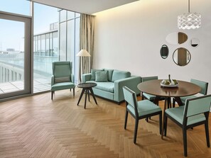 Suite Premium | Brankas, meja kerja, tirai kedap cahaya, dan kedap suara