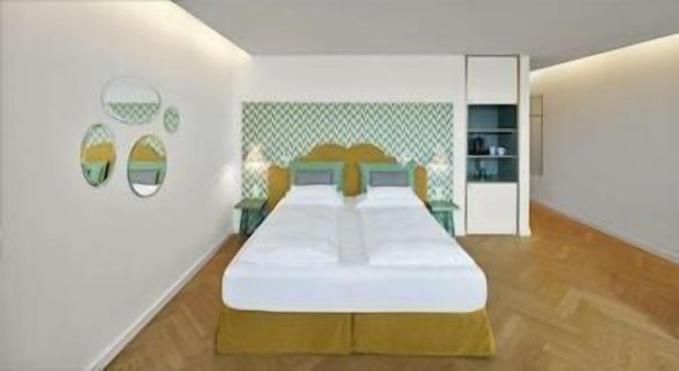 Frigobar, cofres nos quartos, escrivaninha, cortinas blackout