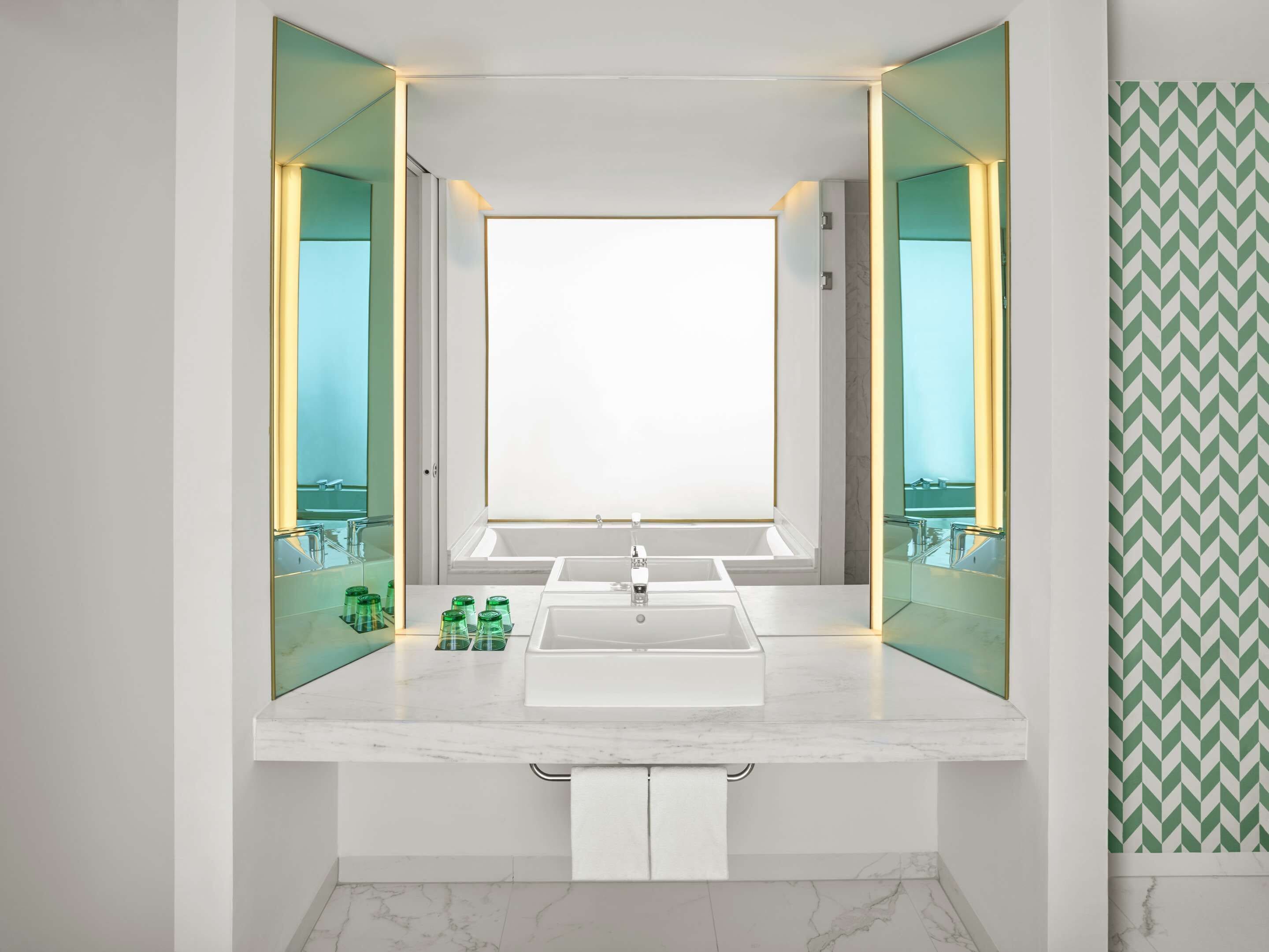 deluxe double room, 1 double bed | 1 bedroom, in-room safe, desk, blackout curtains