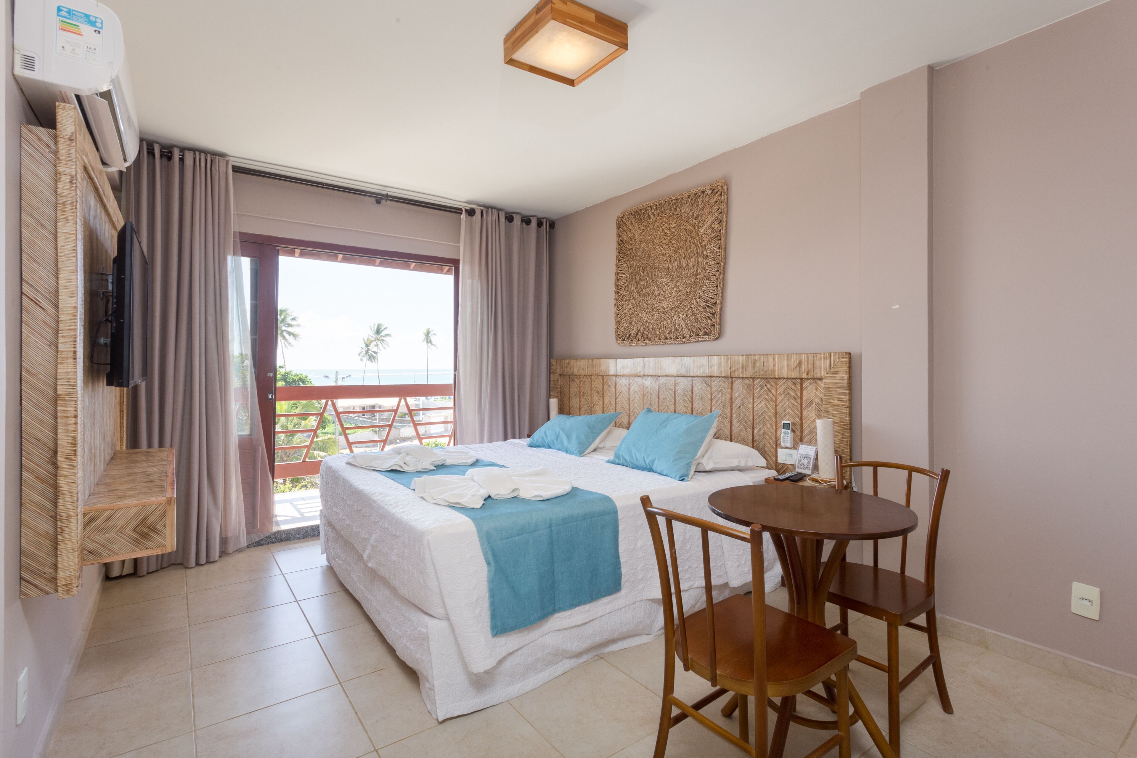 Minibar, décor unique, ameublement unique, rideaux d’obscurcissement