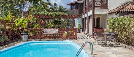 Ulkouima-allas, aurinkotuoleja