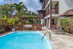 Una piscina al aire libre, tumbonas