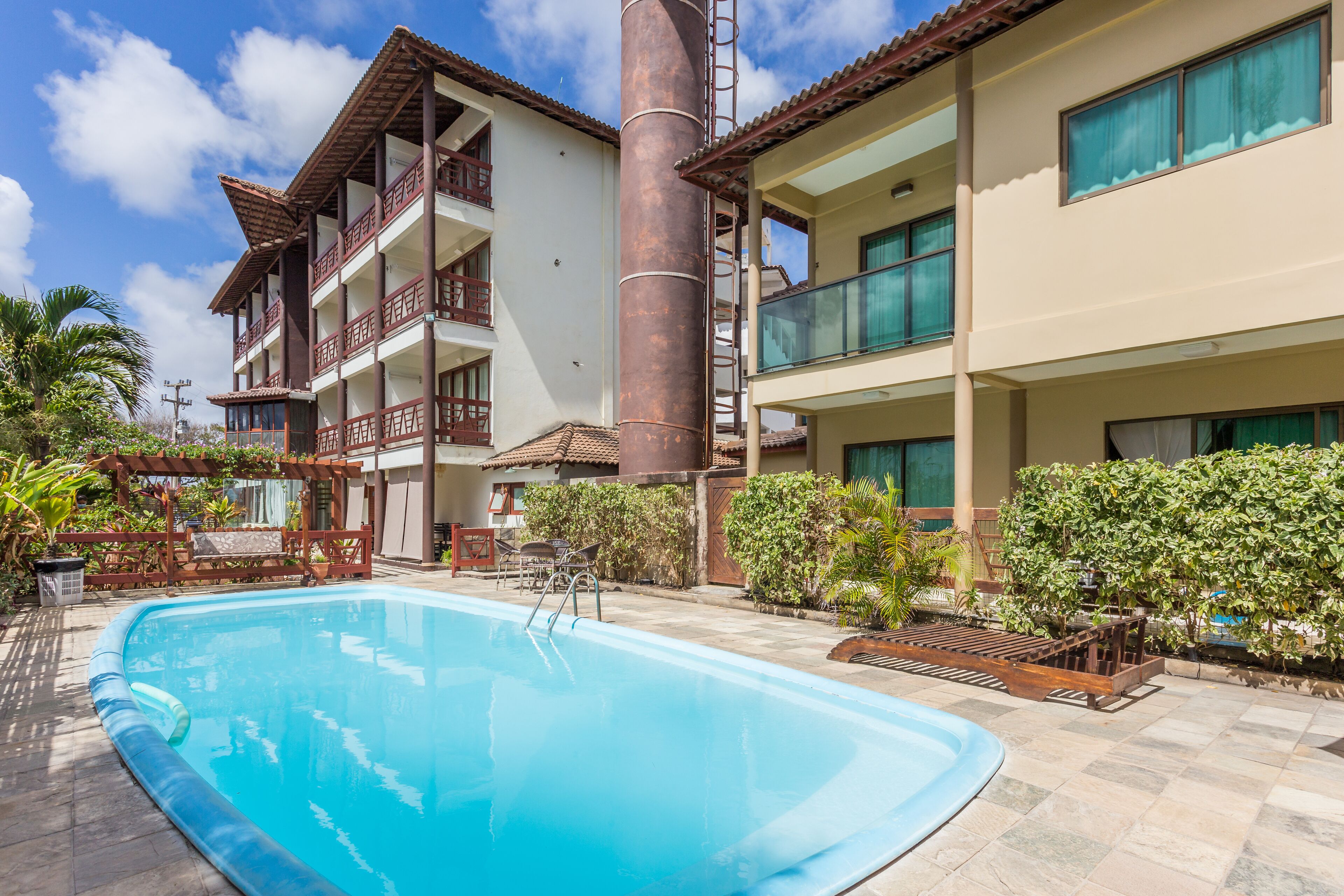 室外泳池；躺椅