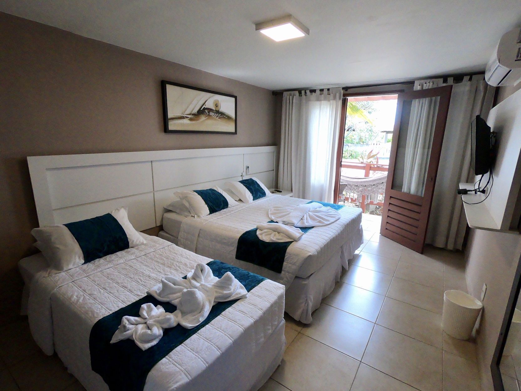 Minibar, décor unique, ameublement unique, rideaux d’obscurcissement