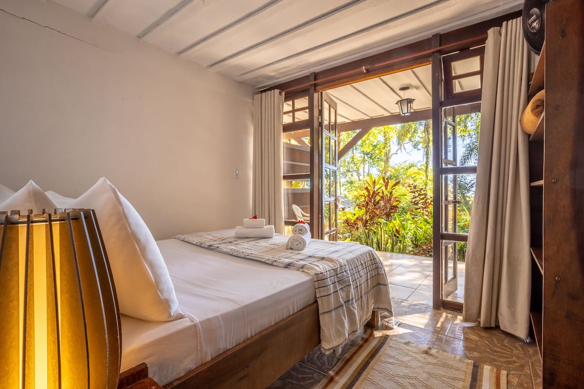 Suite, 1 Double Bed, Vista Para o Jardim | Minibar y ropa de cama