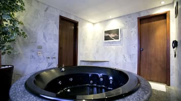 Suite Rivieras SPA | Bathroom | Hair dryer, towels