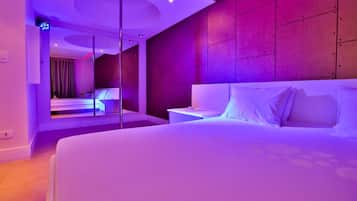 Cortinas opacas, wifi gratis, ropa de cama