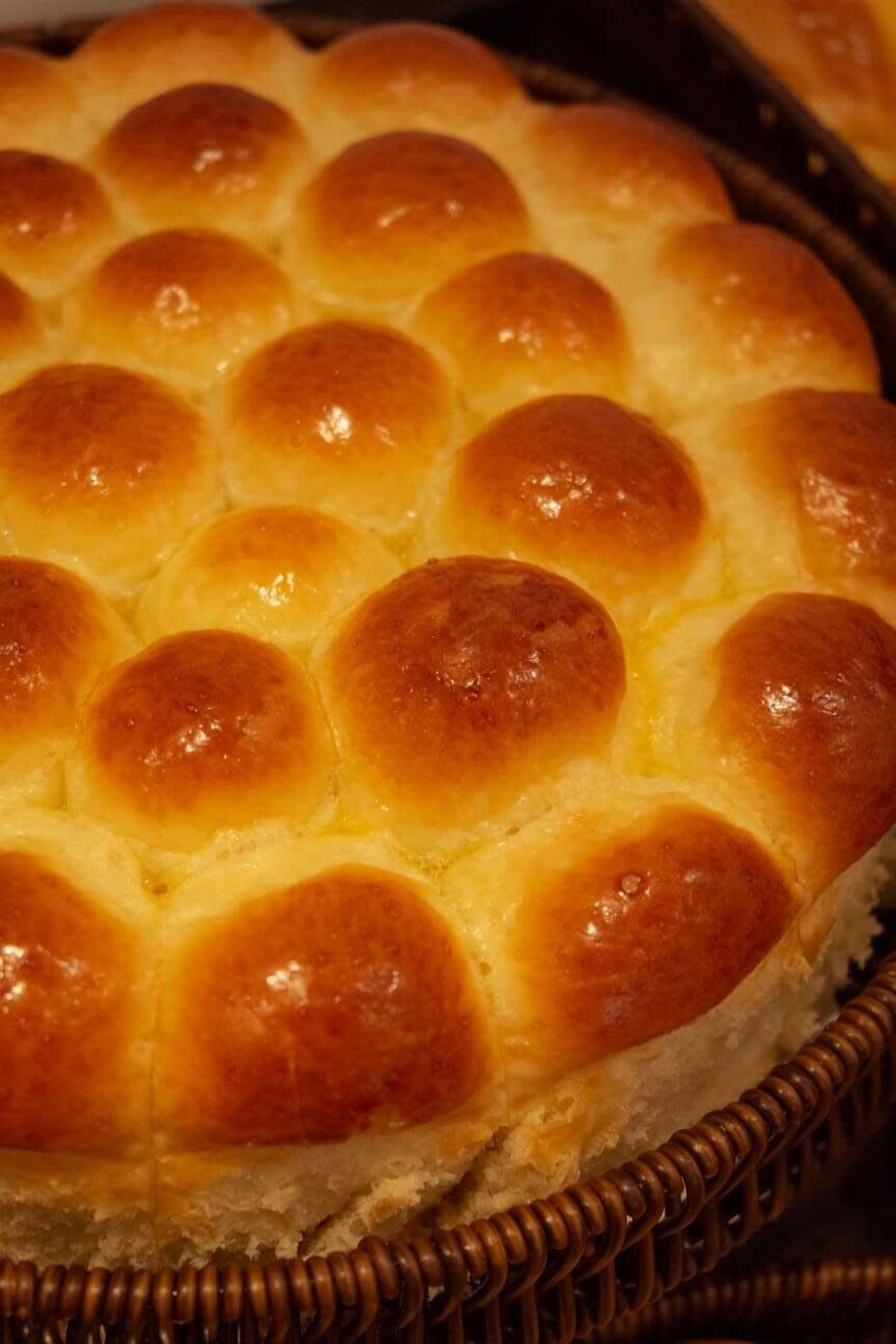 Ein Korb mit frisch gebackenen Brötchen.