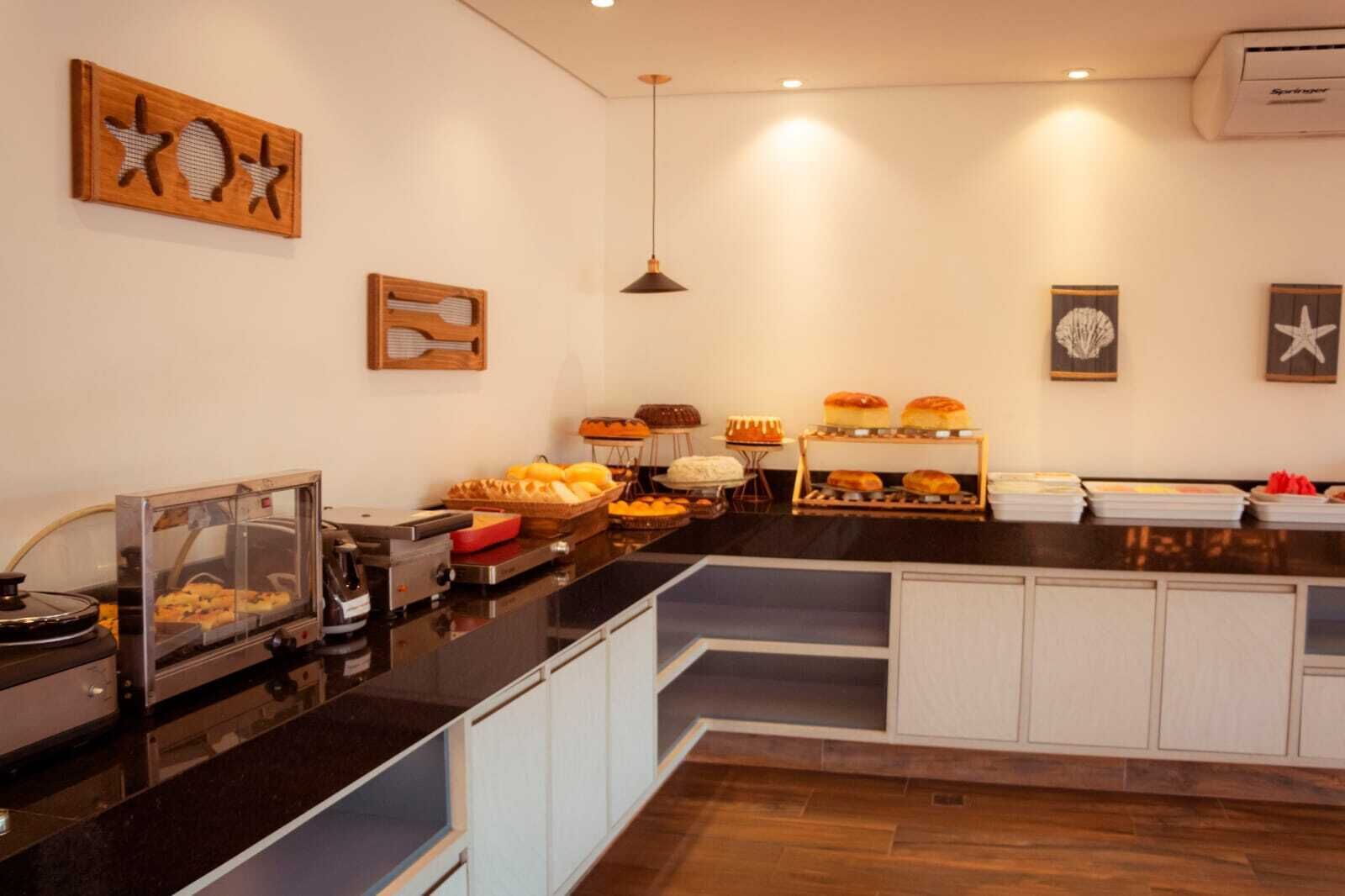 Un buffet proposant une variété de plats et une machine à café.