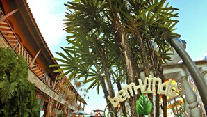 A building with a sign reading "bem-vindo" and a pathway leading to it. - Hotel Pousada Paradise (Caraguatatuba)