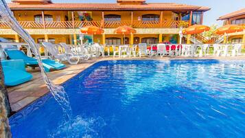 Piscina externa, guarda-sóis, espreguiçadeiras