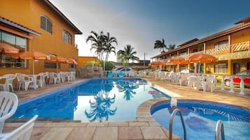 Piscina externa, guarda-sóis, espreguiçadeiras