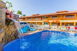 室外游泳池，池畔遮阳伞，日光浴躺椅