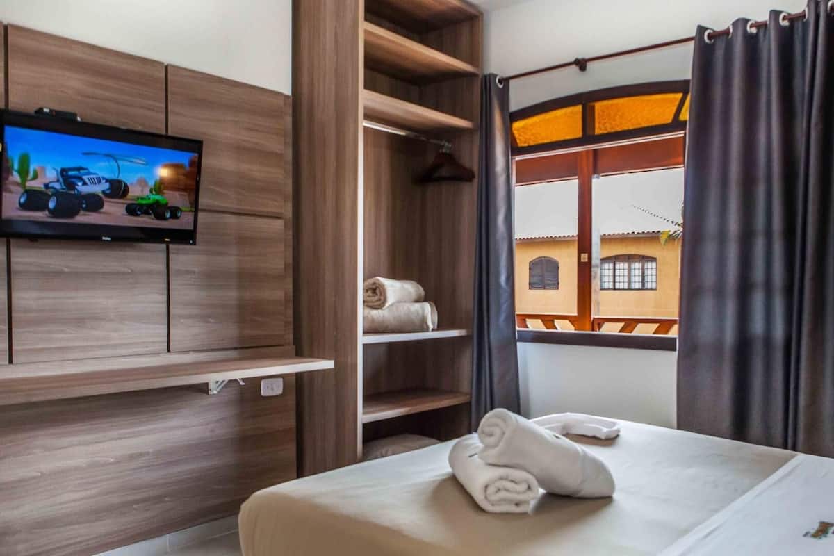 Laptop workspace, free WiFi, bed sheets