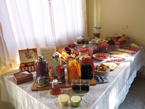 Free daily buffet breakfast - Costas Maris Pousada - Enseada (Guaruja)