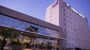 A modern hotel building with a prominent sign for the Druds Hotel. - Druds Hotel Hortolândia (Hortolandia)