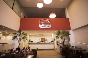 Sarapan, makan tengah hari dan makan malam dihidangkan 