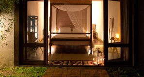 Deluxe Apartment, 1 Bedroom, Terrace, Garden View | Pillow-top beds, free WiFi, bed sheets, wheelchair access - Estalagem Camburi (São Sebastião)