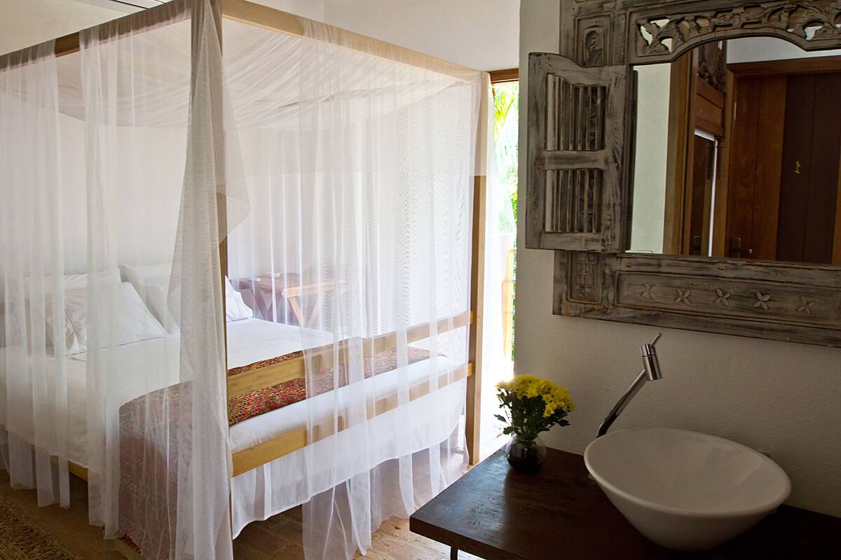 Suite, 1 grand lit, balcon, vue jardin | 1 chambre, surmatelas, Wi-Fi gratuit, draps fournis