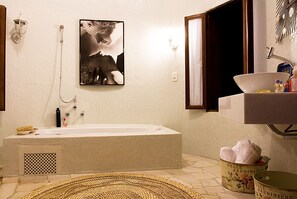 Honeymoon Suite, 1 Queen Bed, Jetted Tub, Garden View | Bathroom | Free toiletries, hair dryer, towels - Estalagem Camburi (São Sebastião)