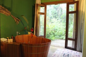 Deluxe Suite, 1 Queen Bed, Jetted Tub, Garden View | Deep soaking bathtub - Estalagem Camburi (São Sebastião)