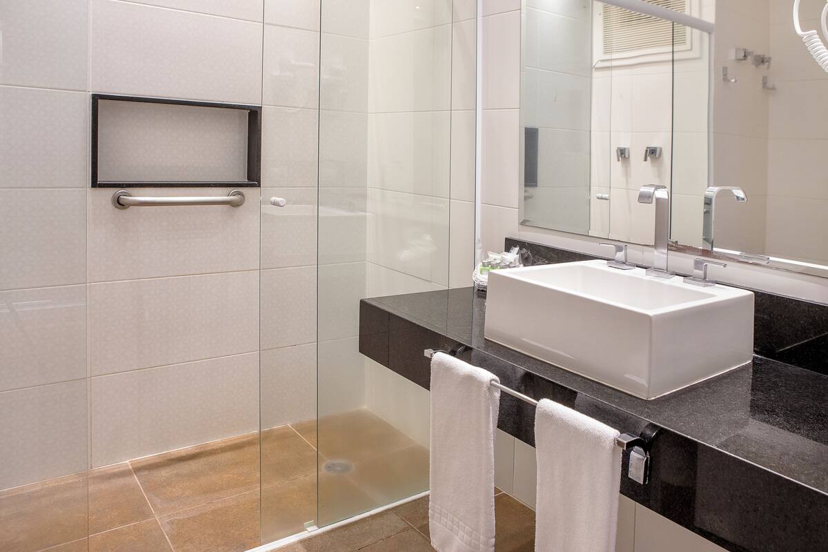 room (nobre) | bathroom | shower, free toiletries, hair dryer, bathrobes