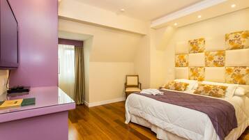 Un dormitorio con una cama, un escritorio y una silla.