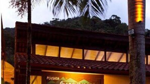 A building with a sign reading "POUSADA AMARILLOCA". - Pousada Camburioca (São Sebastião)
