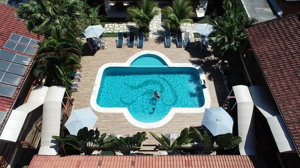 Piscina externa, guarda-sóis, espreguiçadeiras
