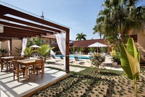 Outdoor pool, pool umbrellas, sun loungers - Pousada Camburioca (São Sebastião)