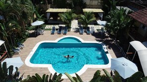 Outdoor pool, pool umbrellas, pool loungers - Pousada Camburioca (São Sebastião)