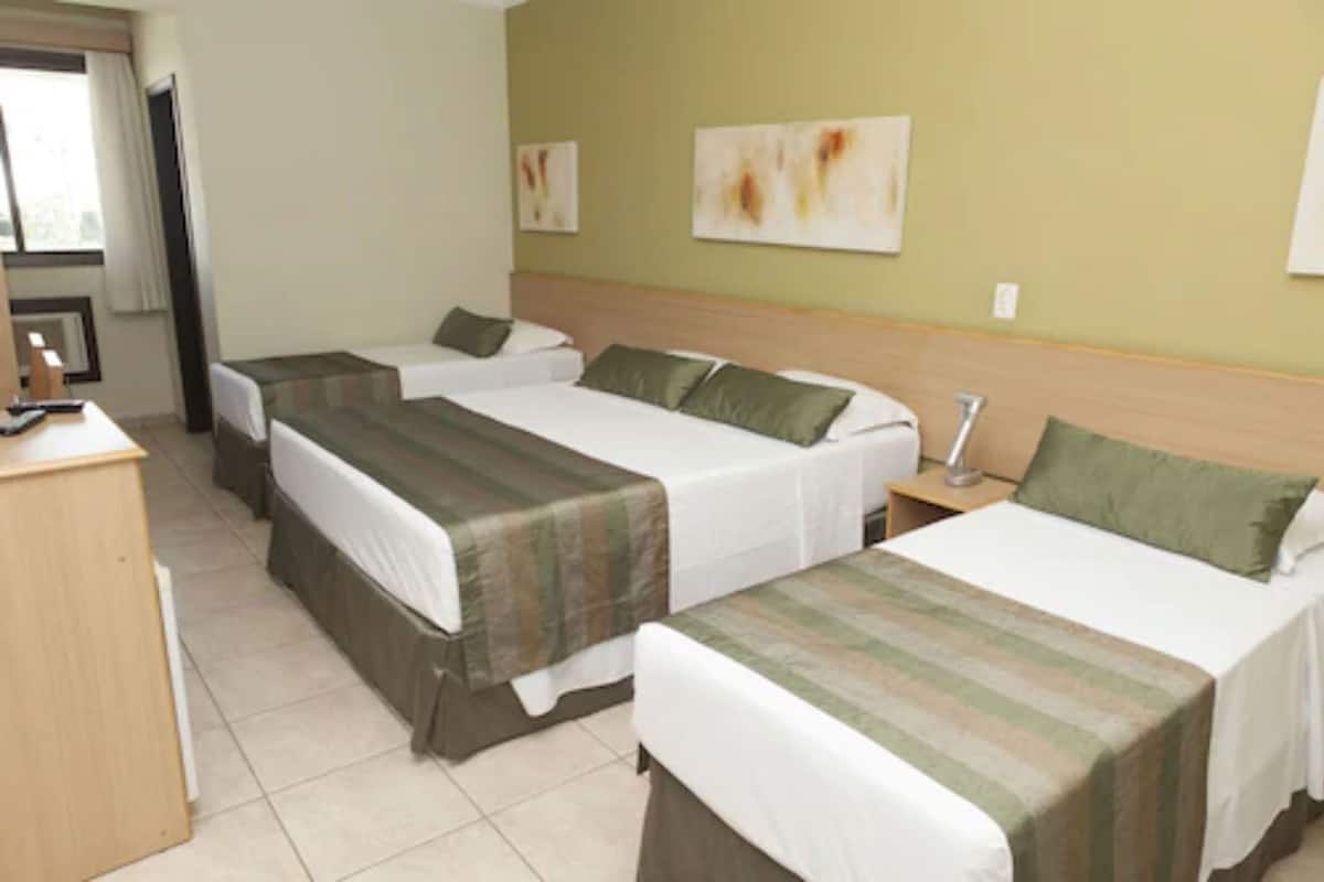 Minibar, escritorio, wifi gratis y ropa de cama