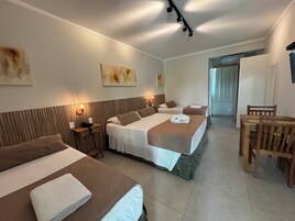 Standard Quadruple Room | Bar mini, meja, Wi-fi percuma, cadar katil 